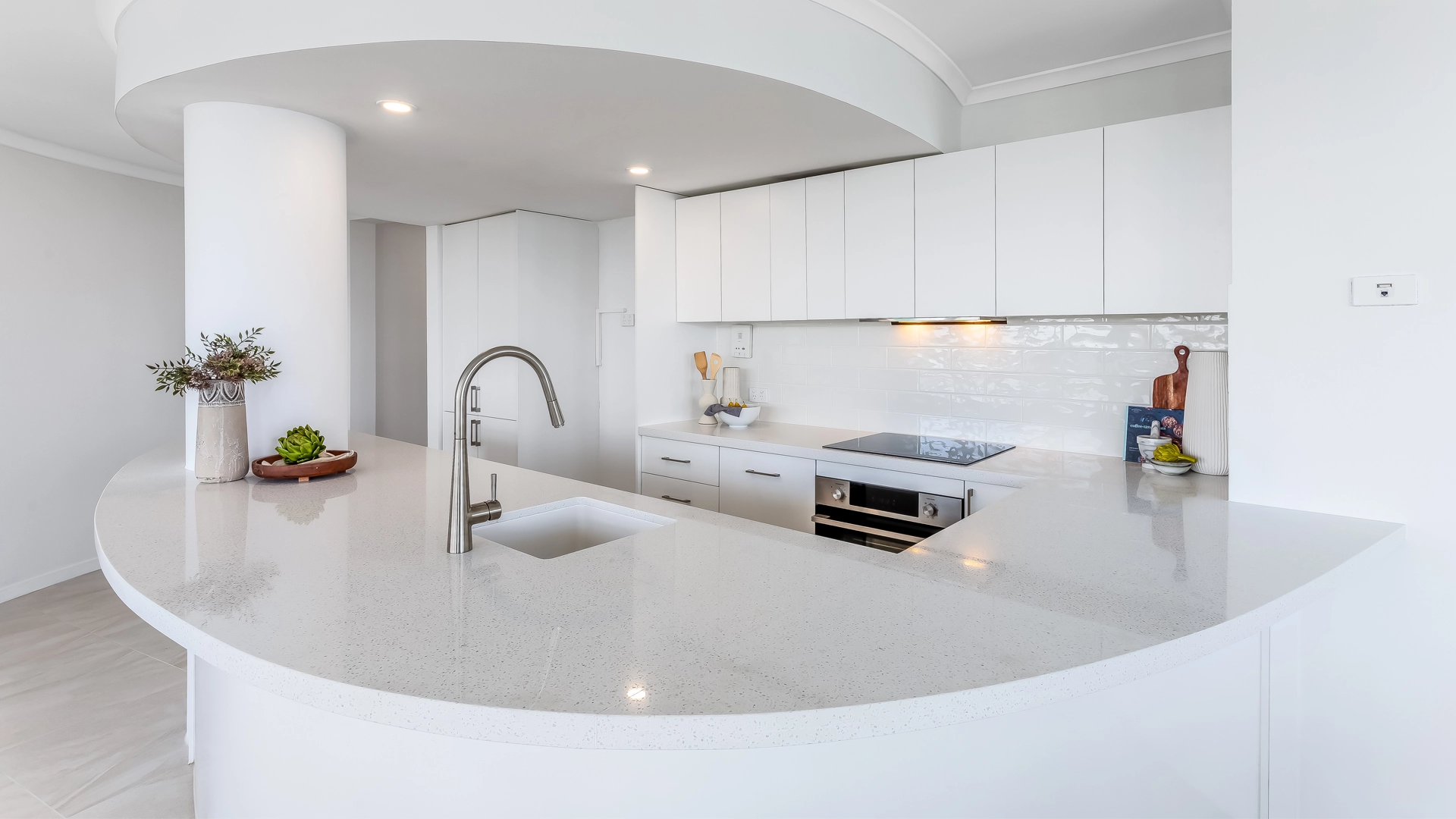Stunning curved kitchen in Redcliffe